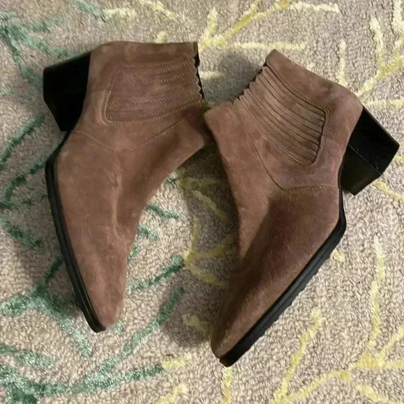 Tod’s sand suede Italian elastic Chelsea block heel ankle boot 38 EUC - Picture 3 of 7
